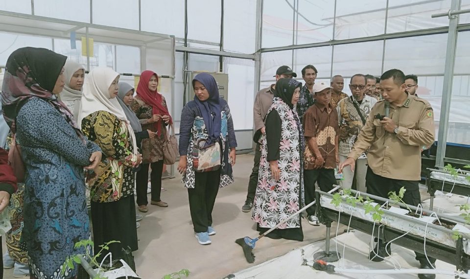 Kades Klangonan saat mengunjungi Balai Besar Pelatihan Pertanian Ketindah Lawang, Malang