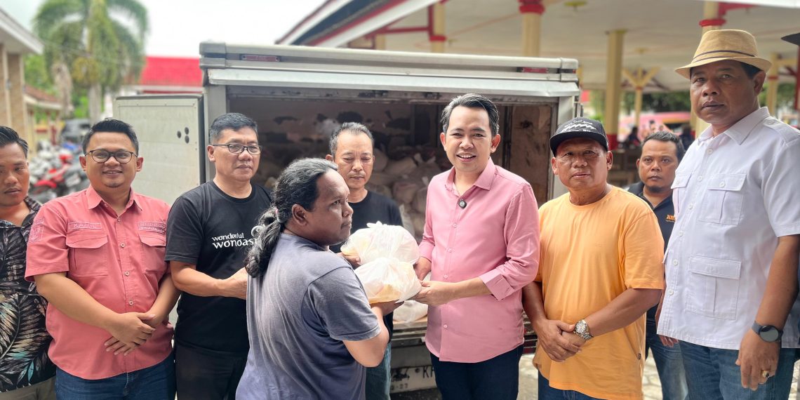 Banjir Wonoasri Jember, Cabup Terpilih Gus Fawait Turun Gunung Bagi Sembako