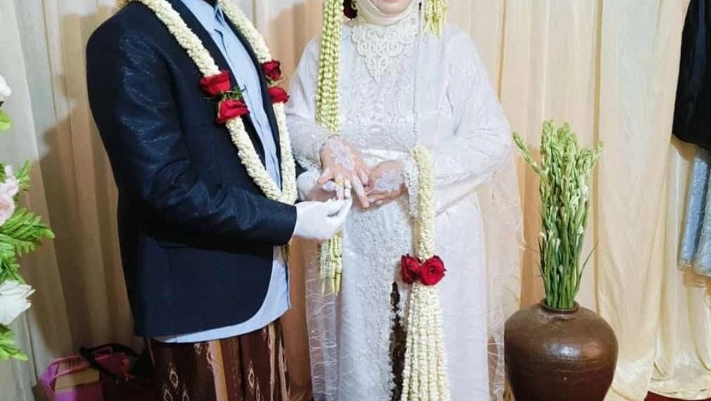 Wakil Bupati Sumenep Hj. Dewi Khalifah bersama Suami Bripka Krisna Maharta saat menunjukan cincin pernikahannya