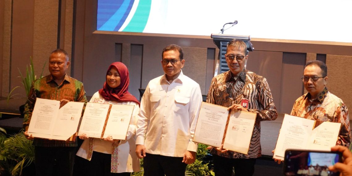 Bank Jatim saat lakukan penandatanganan