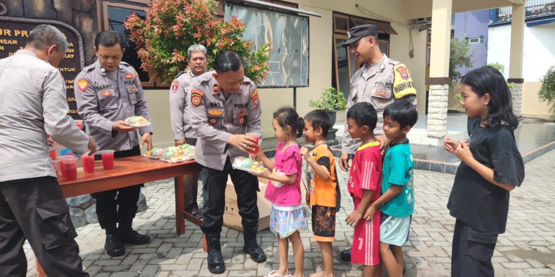 Wujudkan Asta Cita, Polres Kediri Kota Berbagi Makanan Bergizi dan Jus Buah Gratis 1 Wujudkan Asta Cita, Polres Kediri Kota Berbagi Makanan Bergizi dan Jus Buah Gratis 1