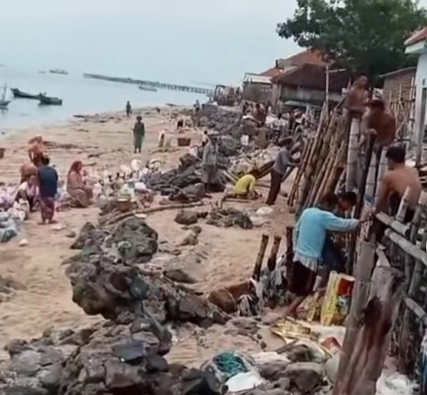 Abrasi Laut Ancam Masyarakat Pulau Mandangin Madura 1