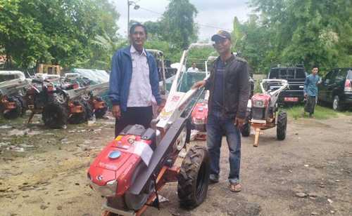 Dispertan Sampang Beri Bantuan Alsintan Pada Kelompok Tani Melati Desa lar lar 1 Dispertan Sampang Beri Bantuan Alsintan Pada Kelompok Tani Melati Desa lar lar 1