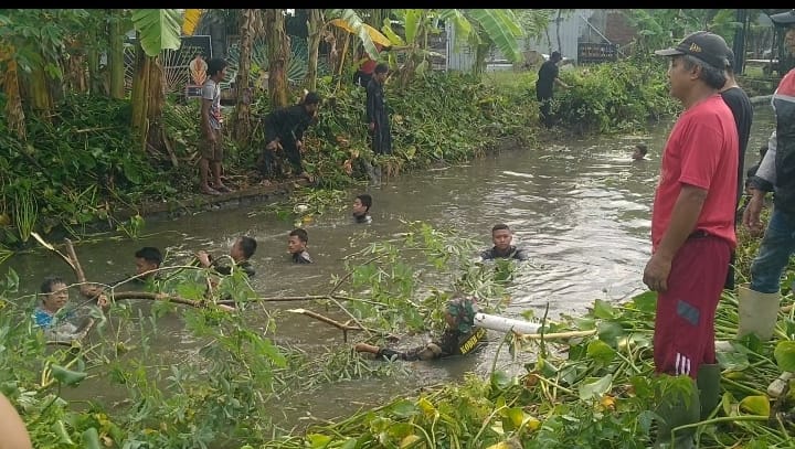 Semangat Gotong Royong , TNI / Polri , Warga dan Forkopimka Candi Bersatu Bersihkan Kali Penyebab Banjir Perum MBS Kalipecabean