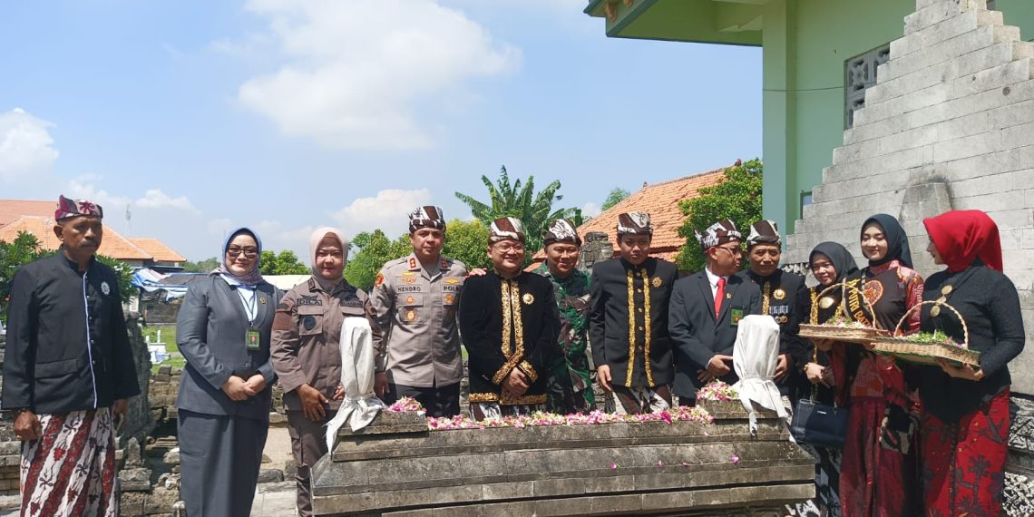 PJ.Bupati Sampang Tabur Bunga Di Makam Ratoh Ebuh