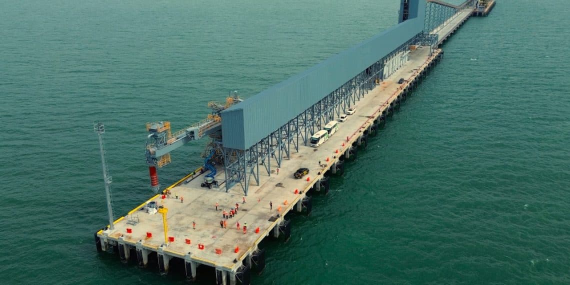 Proyek pengembangan dermaga SBI Pabrik Tuban dilengkapi fasilitas transport berupa tube conveyor 4,1 km, tripper conveyor dan ship loader dengan kapasitas 1.000 tph untuk mengirim semen curah dari pabrik menuju kapal yang bersandar di dermaga. (foto: ist)