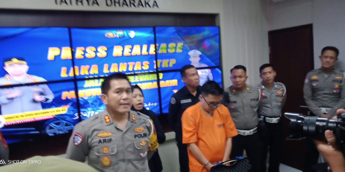 Kasatlantas Polrestabes AKBP Arif Fazlurrahman Bersama Tersangka (foto)