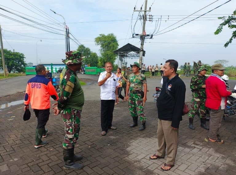 Pj Gubernur dan PJ Bupati Pantau Sungai Avur, Kades Kalipecabean : Semoga Pemerintah Segera Atasi Penyebab Banjir