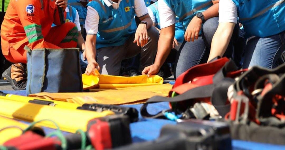 PLN Kuatkan Komitmen Safety Culture dalam Peringatan Bulan K3 Nasional 1 GM PLN UID Jatim, Ahmad Mustaqir & jajaran manajemen di halaman kantor PLN Unit Pelaksana Pelayanan Pelanggan (UP3) Gresik. (foto: ist)