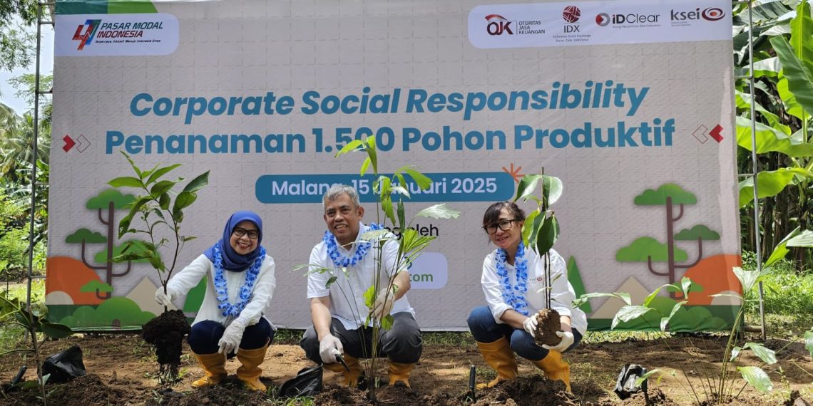 Bantuan 1.500 pohon produktif oleh Direktur Keuangan & Administrasi KSEI Imelda Sebayang di KTM Ekowisata Susur Sungai & Konservasi Mangrove, Dusun Umbulrejo, Desa Sidodadi, Kab. Malang. (foto: ist)