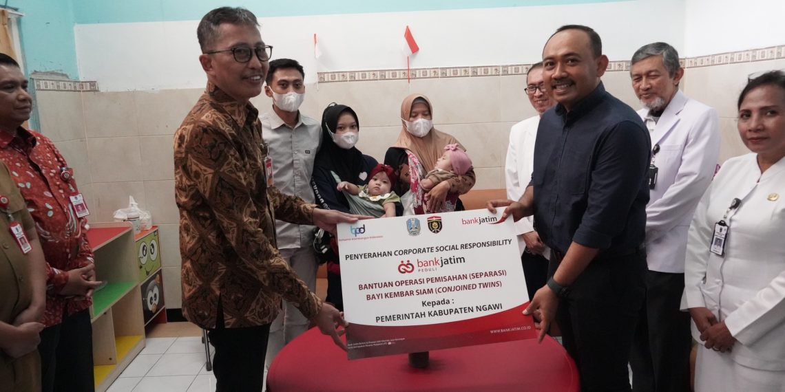 Teks foto : Bank Jatim saat salurkan CSR