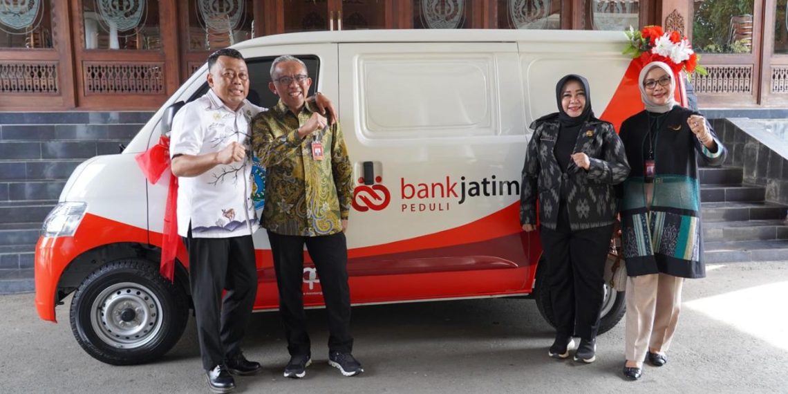 Dorong Pendapatan Pajak Hingga Pariwisata Daerah, Bank Jatim Serahkan CSR ke Pemkab Ponorogo dan Sumenep 1 Bank Jatim saat serahkan CSR