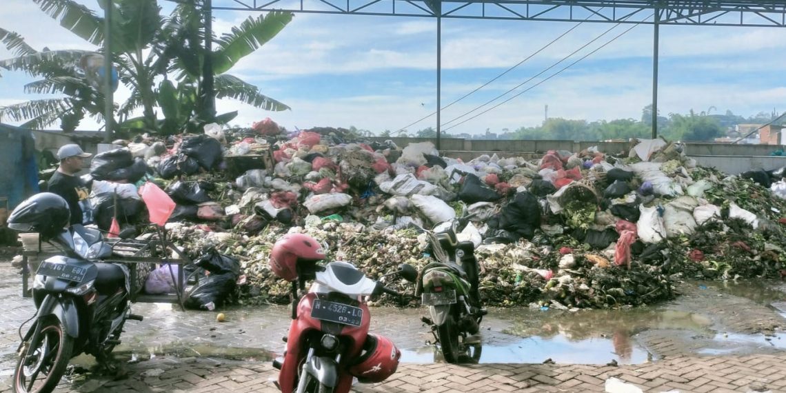 Gunungan Sampah di TPS Pasar Sayur Kota Batu.(Gus) 