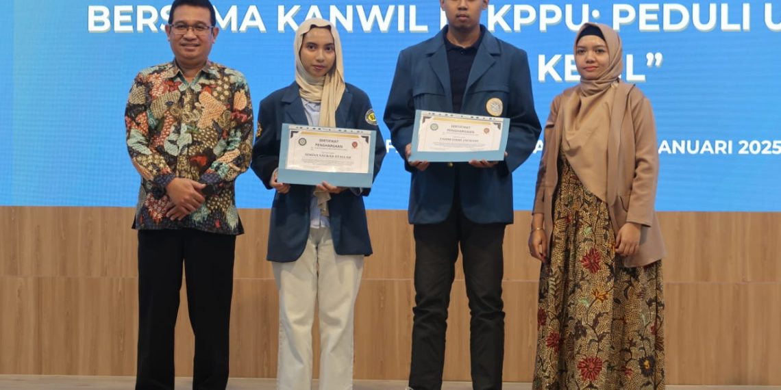KPPU & FEB Unair: Pengabdian Mahasiswa FEB Unair Peduli Usaha Mikro Kecil 1 Melatih intuisi mahasiswa dalam berpikir, memecahkan persoalan, menyusun solusi serta empati terhadap kondisi UMK. (foto: ist)