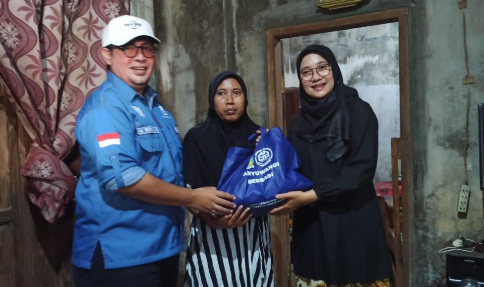 Bupati Ipuk Fiestiandani didampingi Ketua Gapensi BPC Banyuwangi Mohammad Rohman Akbar menyerahkan bantuan paket sembako kepada warga