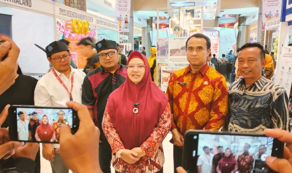 Wabup.Gresik, Hj. Aminatun Habibah didampingi Kepala DPM PTSP, Reza Pahlevi saat memberikan keterangan pers