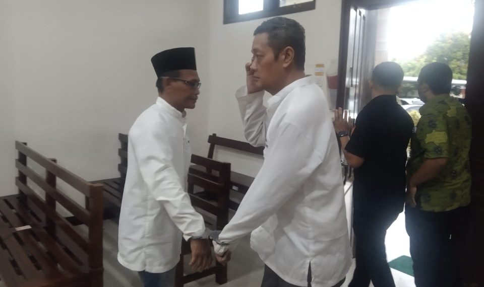 Kedua terdakwa selesai sidang putusan di PN Gresik