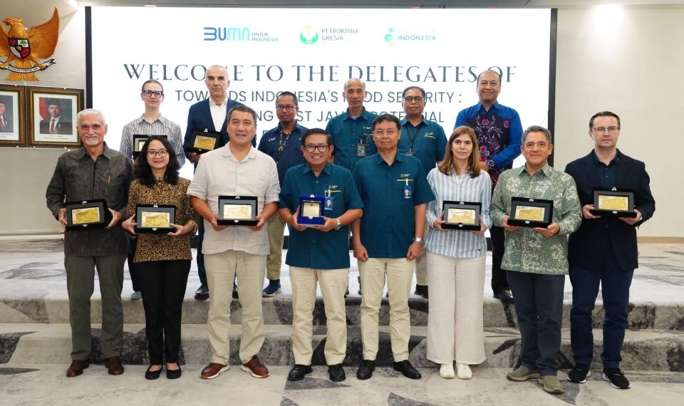 DU PG, Dwi Satriyo Annurogo (4 dari kiri depan), DKU PG, Robby Setiabudi Madjid (4 dari kanan depan) bersama DUBES Eurasian Economic Union (EAEU) usai kunjungan ke Petrokimia Gresik. (ist)