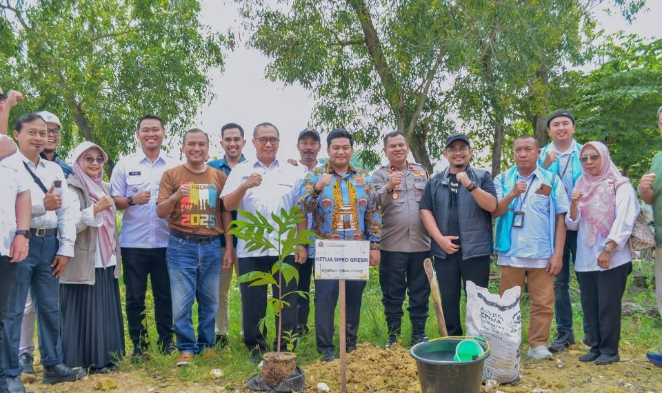 Insan Petrokimia Gresik bersama Ketua PWI Gresik, Deni Ali Setiono dan Forkopimda Kab. Gresik saat Melakukan Penanaman Pohon di Ngargosari, Kebomas, Gresik. (ist)