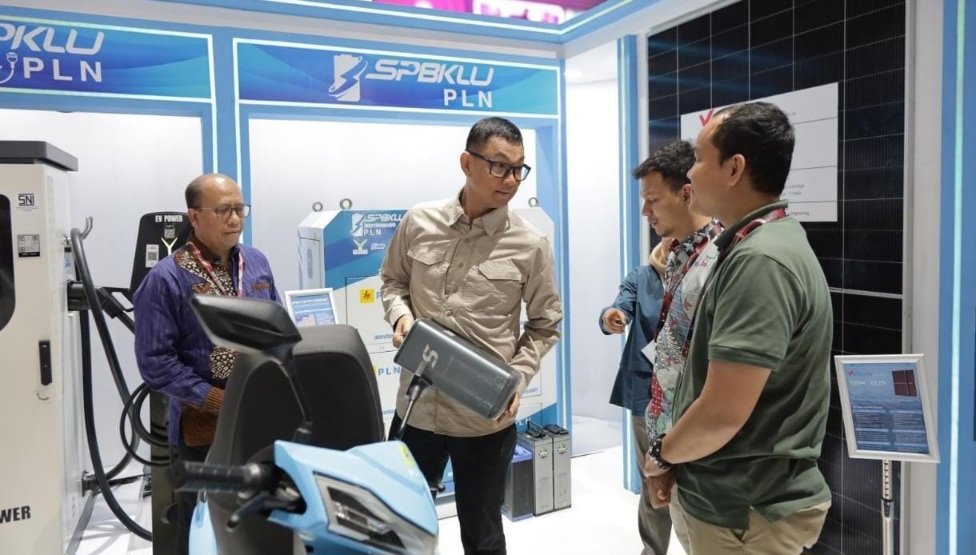 PLN Genjot Penjualan Kendaraan Listrik di IIMS 2025, Dapat Voucher Listrik hingga Rp2 Juta 1 Dirut PLN Darmawan Prasodjo (2 kiri) & Direktur Manajemen Risiko PLN Suroso Isnandar (kiri) di booth PLN di IIMS. (foto: ist)