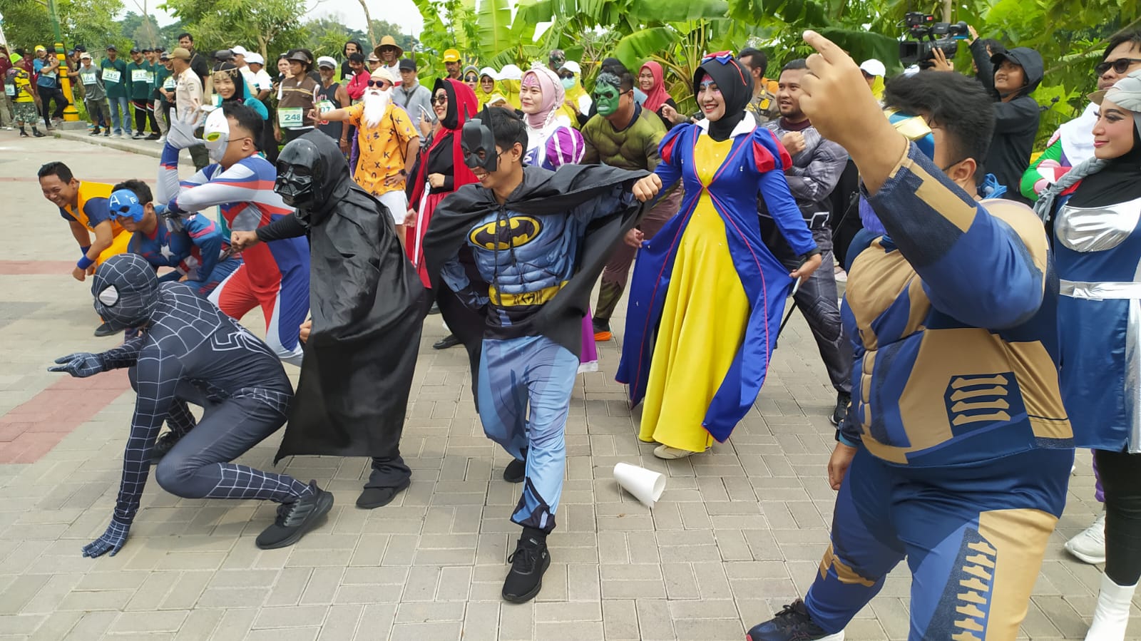 Ragam Kreasi Penampilan Peserta, Wakil Bupati Gresik Lepas Peserta Gerak Jalan Balongpanggang - Gresik 1