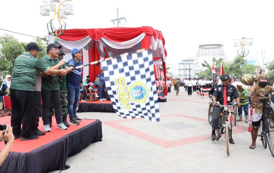 Wakil Bupati Gresik, Asluchul Alif saat melepas peserta gerak jalan Balongpanggang - Gresik