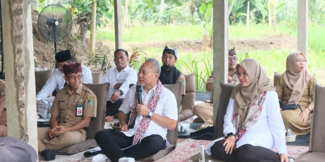 ⁠Menko Zulkifli Hasan didampingi Ipuk Fiestiandani dan jajaran Forkopimda Banyuwangi saat berdialog bersama para kelompok tani di Desa Gumuk, Kecamatan Licin
