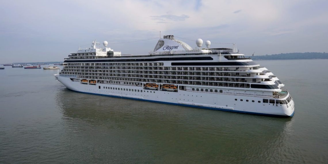 Setelah MV.Seven Seas Voyager, kali ini kapal pesiar MV.Seven Seas Explorer yang mengangkut wisatawan mancanegara sandar di Dermaga Jamrud Utara, Pelabuhan Tanjung Perak. (foto: ist)