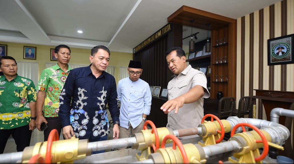 Pj Bupati Nurkholis (kanan) didampingi Direktur PDAM Giri Nawa Tirta Za'ari saat memantau proses penjernihan air minum