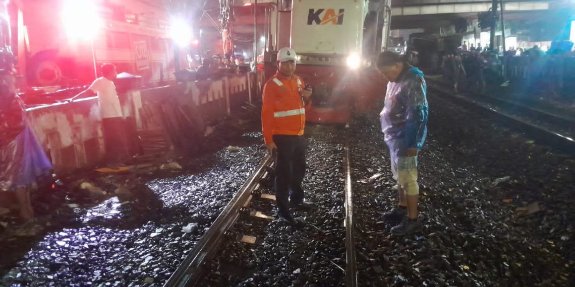 Mobil Ertiga Senggol KA Commuter Line Blorasura di Perlintasan Tambak Mayor