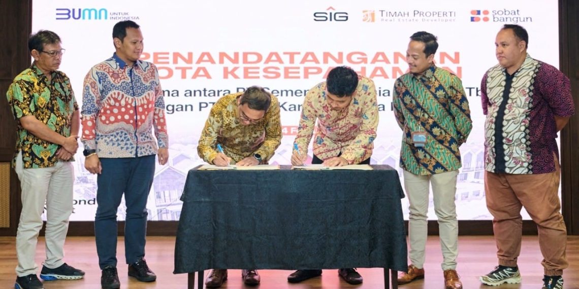 SVP of Business Innovation SIG Andi Krishna Arinaldi (3 kiri) dan Dirut TKPP Abdul Kamaroes menandatangani MoU. (foto: ist)