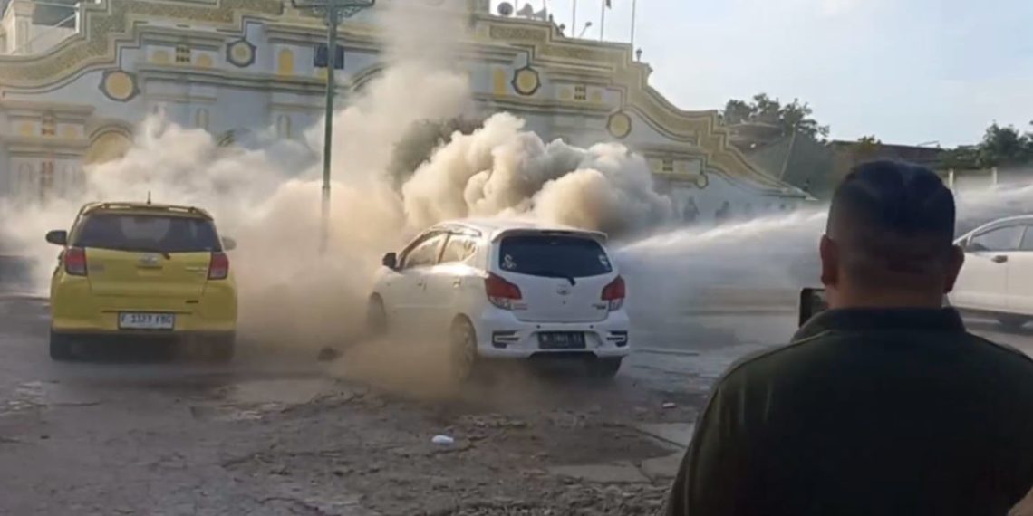 Polres Sumenep Berhasil Mengamankan Mobil Agya Terbakar dan Sebotol Air Meneral berisi Pertalite, Begini Kronologisnya 1