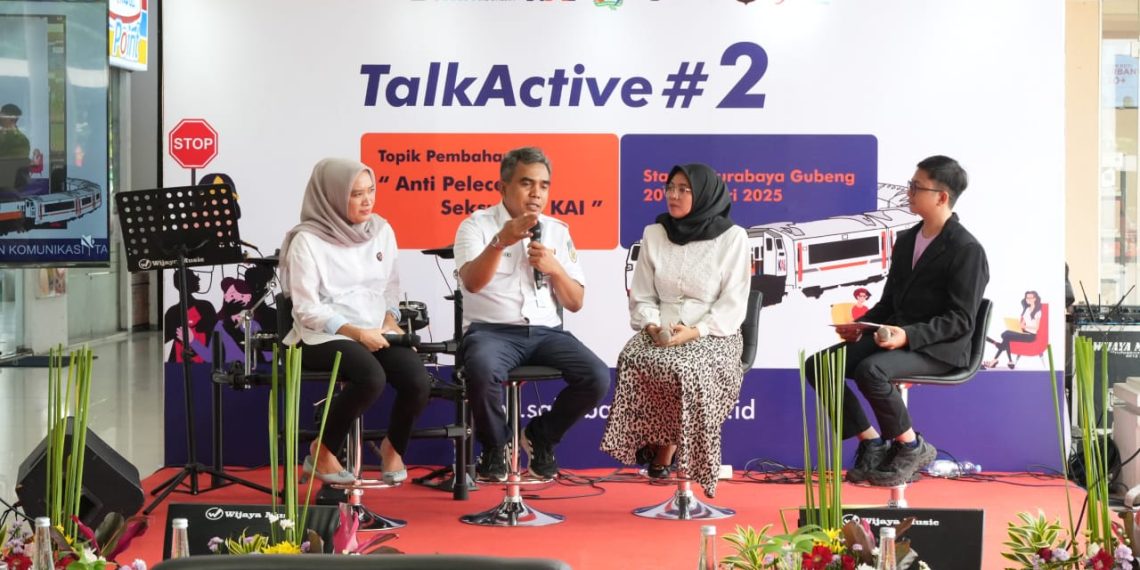 Kampanye "TalkActive Sosialisasi Anti Pelecehan Seksual di Lingkungan Kereta Api" di Stasiun Surabaya Gubeng, Kamis (20/2/2025). (foto: ist)