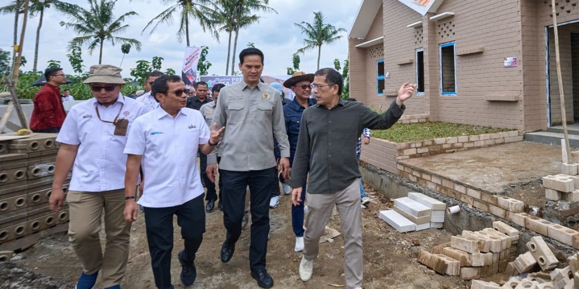 Pimpinan Komisi VI DPR RI Adisatrya Suryo (3 kiri) & Dirut SIG Donny Arsal (2 kiri) melihat rumah yang dibangun dengan bata interlock presisi SIG di kawasan Perumahan Bumi Svarga Asri, Kendal, Jateng. (foto: ist)