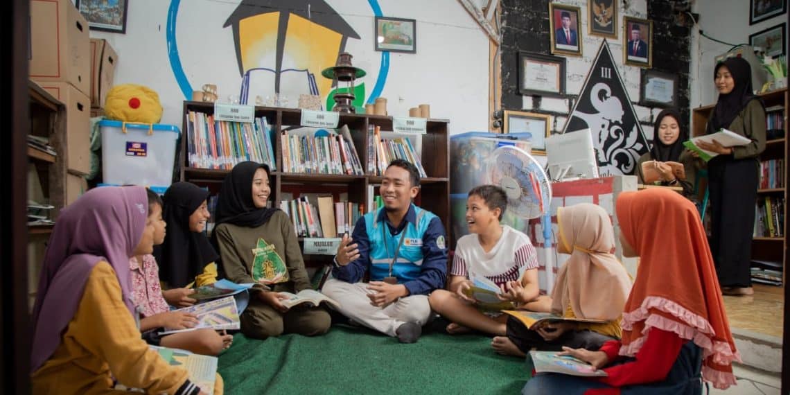 PLN NP berhasil mengimplementasi pengelolaan sampah di lingkungan sekolah & memunculkan 8 anak menjadi wirausaha daur ulang sampah dengan membuat kerajinan dari sampah dan FABA.