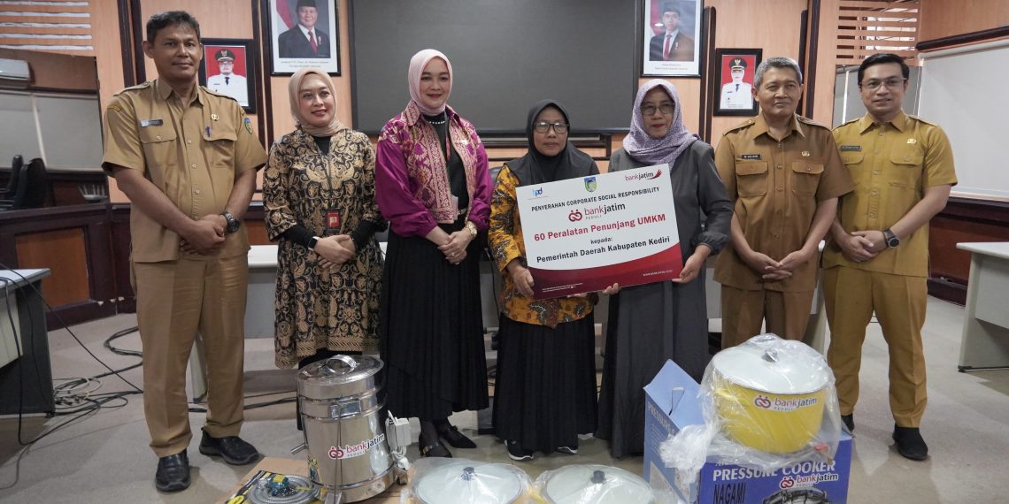Bank Jatim saat salurkan CSR