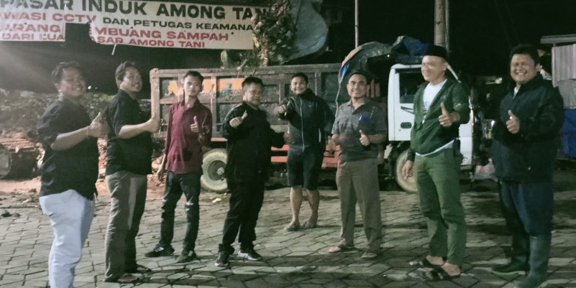 Saat proses angkut puluhan sampah dari TPS pasar sayur Kota Batu Berlangsung sore hingga dini hari.(Gus)