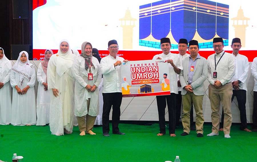 Bank Jatim saat lepas Jamaah Umrah
