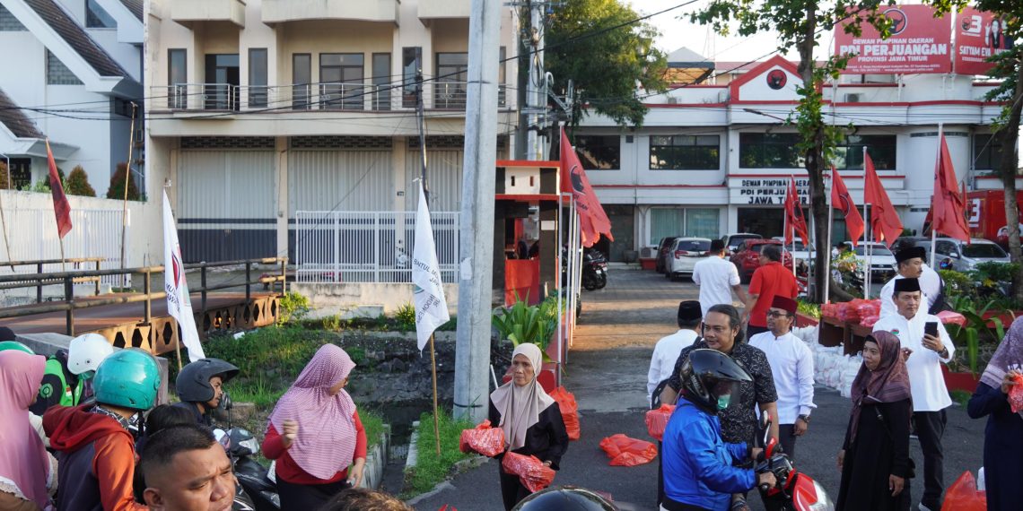 DPD PDI Perjuangan Jatim saat bagi takjil