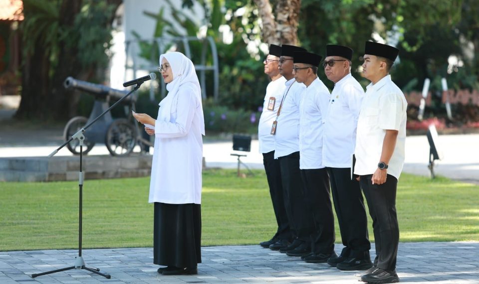 Ipuk Fiestiandani didampingi Wabup Mujiono, Pj. Sekda Guntur Priambodo, para Asisten M.Y. Bramuda dan Dwiyanto saat memimpin apel pagi di hari pertama masuk kerja usai retreat