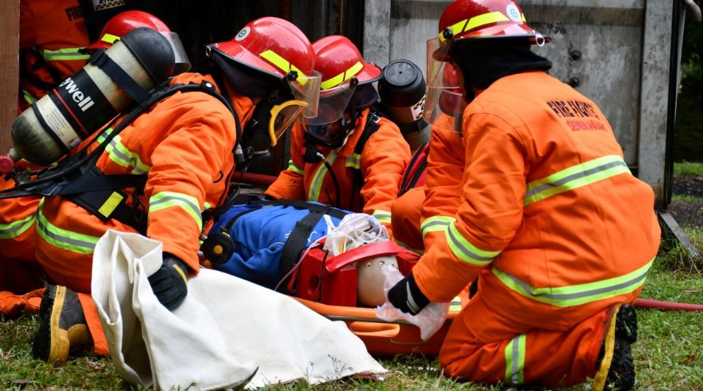 Emergency Response Team PT Semen Padang melakukan simulasi pertolongan pertama pada korban kecelakaan kerja dalam rangkaian SHE Challenge Bulan K3 Nasional 2025 SIG. (foto: ist)