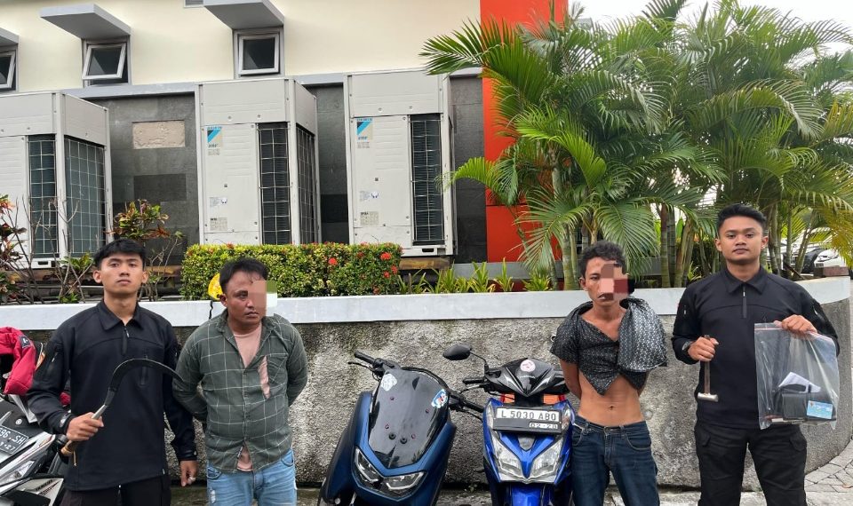 Kedua pelaku saat ditangkap petugas