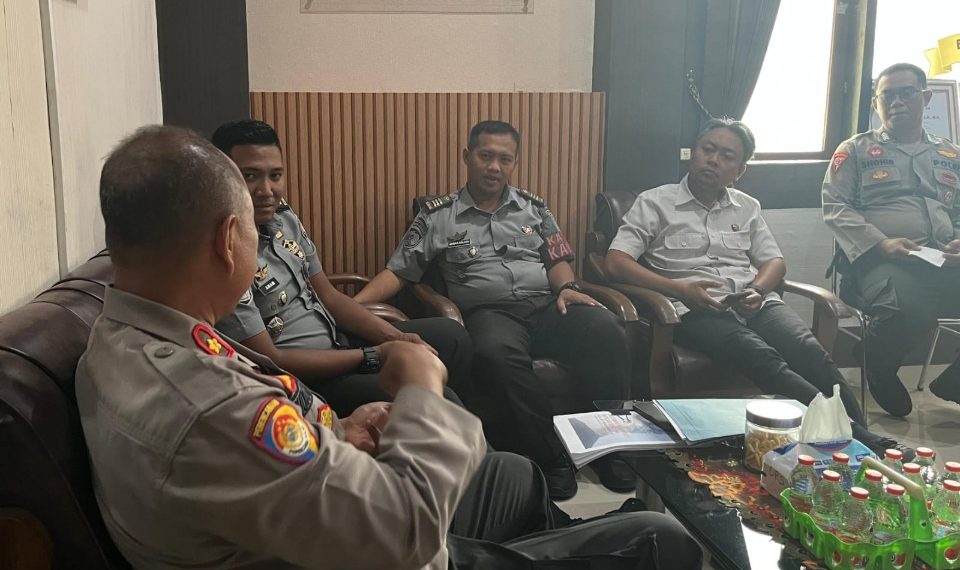 Kasi Administrasi Keamanan dan Ketertiban Solihin bersama Kasubsi Keamanan Lapas Banyuwangi, M. Khoirul Anam saat kunjungan kerja ke Polresta Banyuwangi