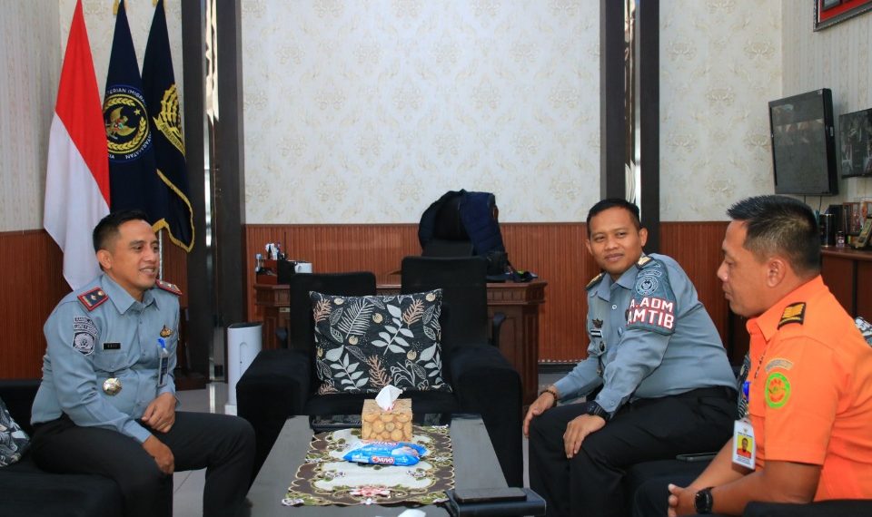 Mochamad Mukaffi saat menjalin koordinasi dengan Basarnas Banyuwangi