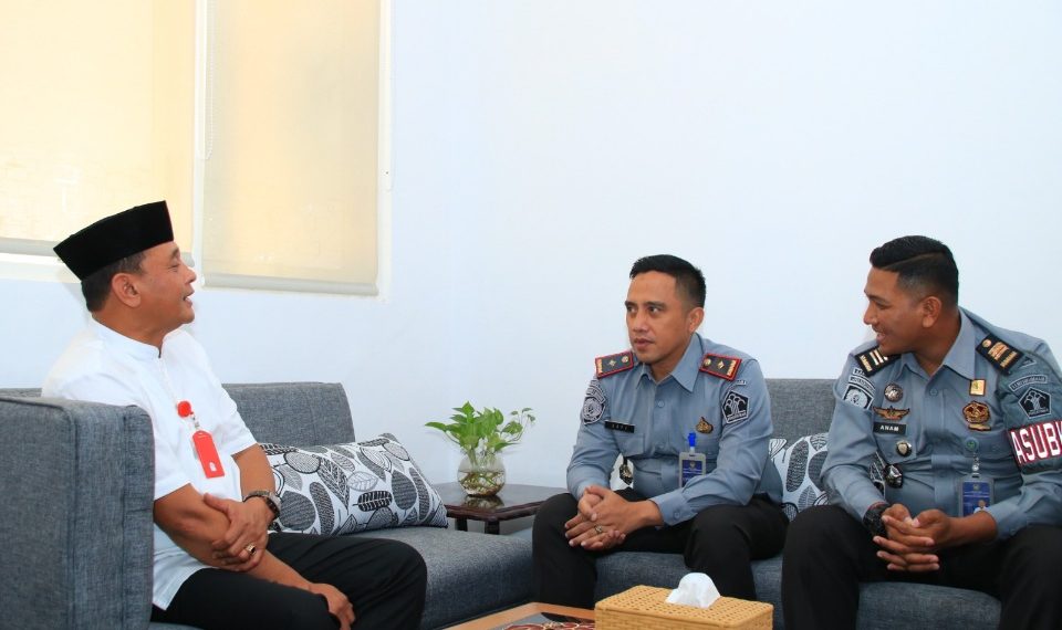 Mochamad Mukaffi saat berkoordinasi dengan Kepala BPBD Banyuwangi Danang Hartanto