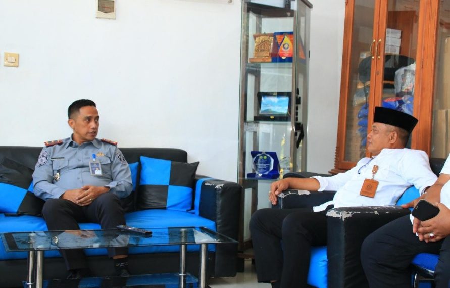 Mochamad Mukaffi saat berkoordinasi dengan Yoppy Bayu Irawan