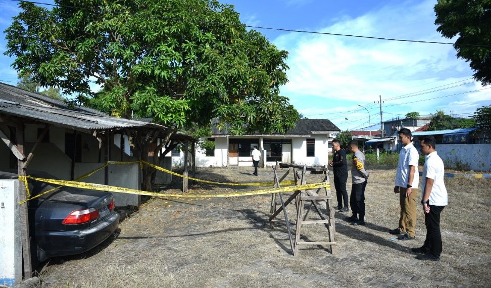Polres Gresik saat memasang Police Line di Aspol ditemukannya kerangka manusia
