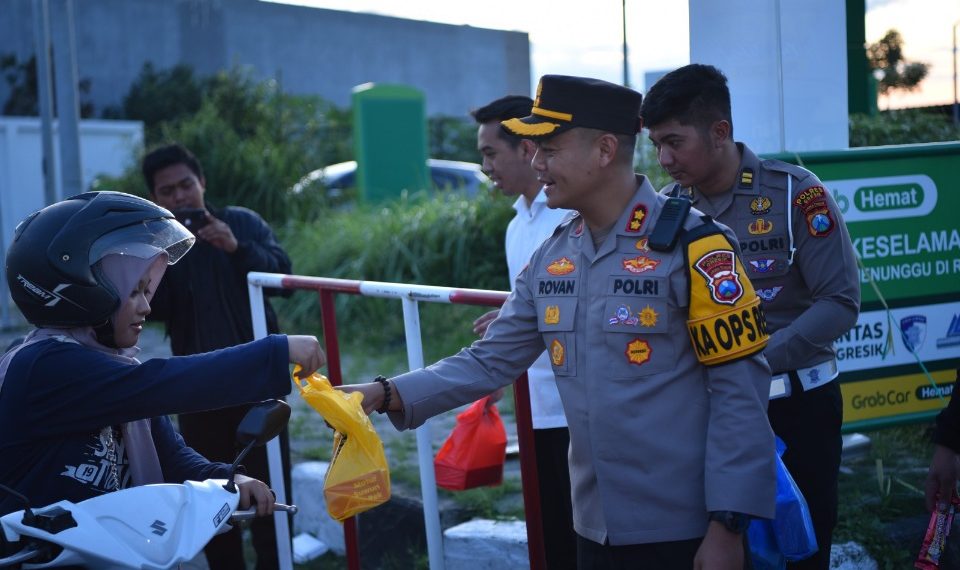 Kapolres Gresik saat membagikan takjil pada pengendara motor