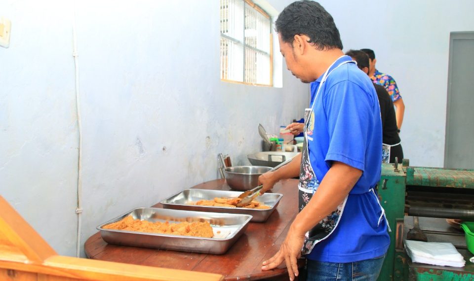 Warga binaan Lapas Banyuwangi saat membuat gorengan