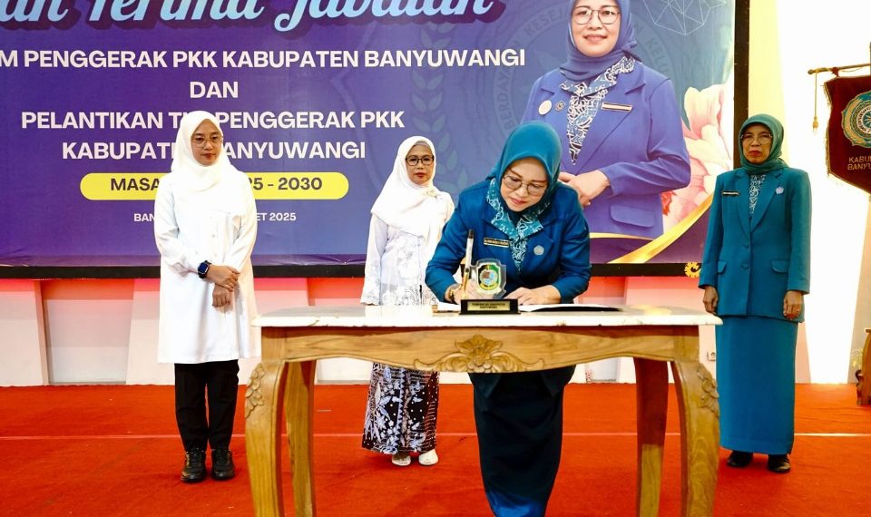 Anna Nazili Hanim Mujiono didampingi Bupati Ipuk saat pelantikan dan serah terima jabatan